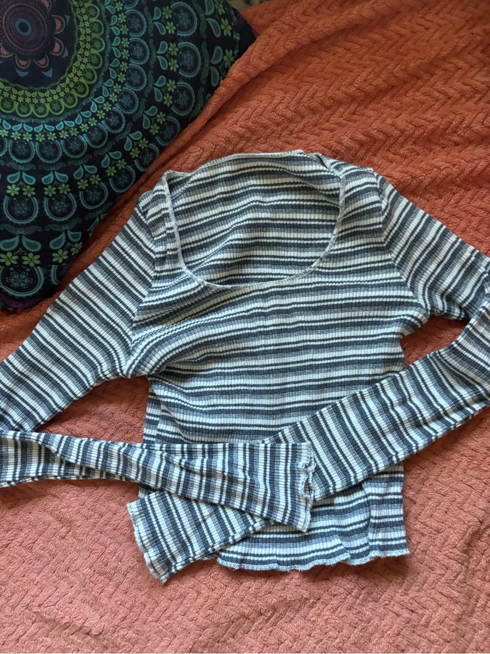 Striped Rib-Knit Long Sleeve Sweater - Gray & White small